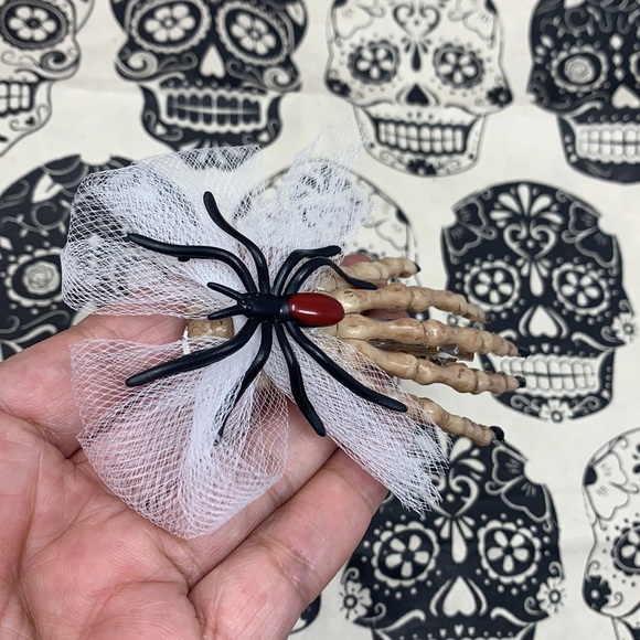 3” creepy hair clips skeleton hands with black widow spider 🕷 made by me NEW - Picture 12 of 17
